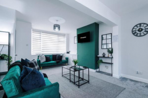 NEW! 3-Bed in Manchester by 53 Degrees Property, Ideal for Long-Term Corporate & Business Stays, FREE Parking!